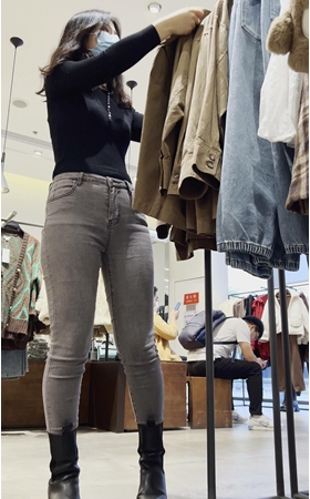 挑选衣服的灰牛美女