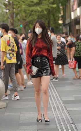 红衣黑色皮裙小姐姐