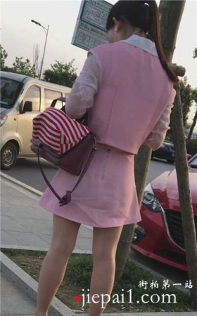 广场上的超美粉色系马尾辫少女，一身粉色打扮真漂亮。