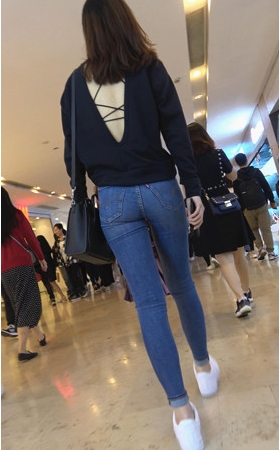 紧身牛仔长裤美女