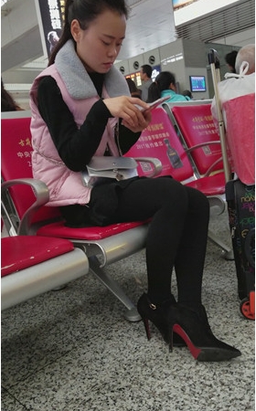 玩手机的小妹