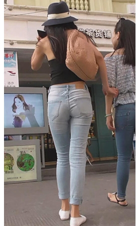 露腰牛仔美女