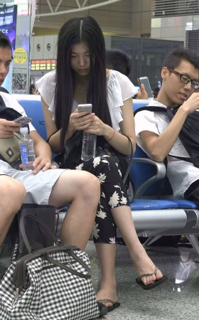 人字拖裸足长发妹纸