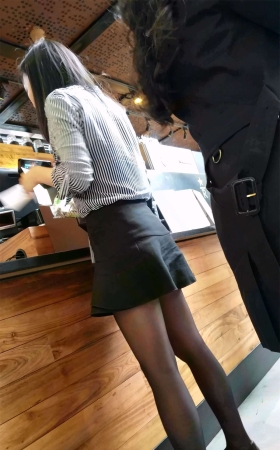 买奶茶的黑丝袜短裙漂亮小姐姐