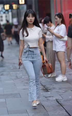 高腰牛仔紧身裤美女