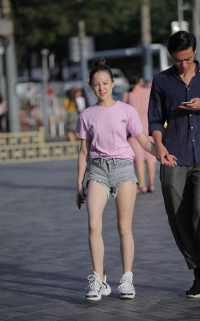 热裤妹子
