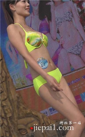 马尾辫比基尼泳装美女