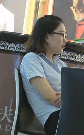 化妆品点的黑色高跟裸足美女销售