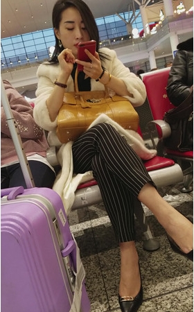 玩手机的美妇