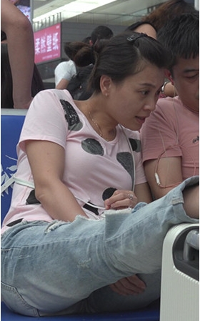 看手机的美妇