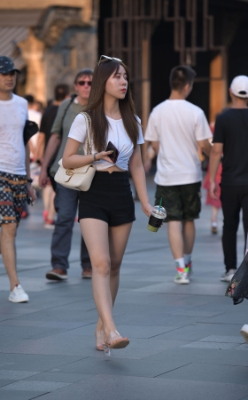 墨镜的美女