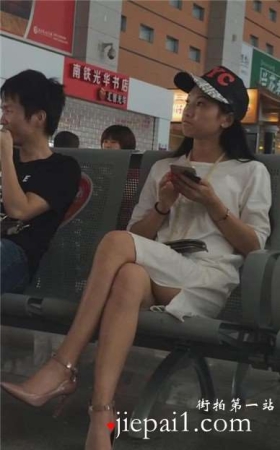 候车室坐对面超美长腿高跟鞋美眉，的确漂亮。