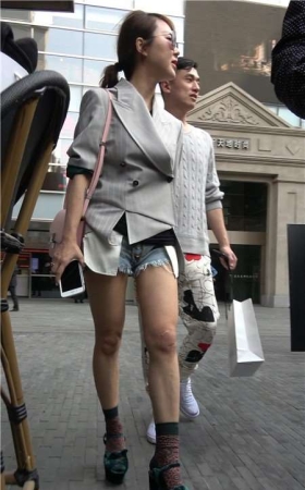 4k-街拍极品气质美颜美腿墨镜仙女姐姐 [1.76 GB]