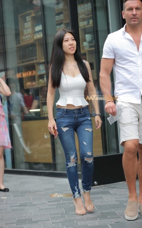B75、走路特别会扭的少妇 [21P]