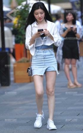 牛仔裙大白腿 [21P]
