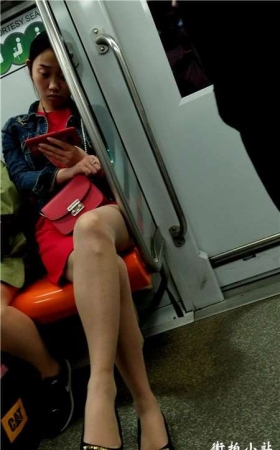 地铁上的红裙红包姑娘