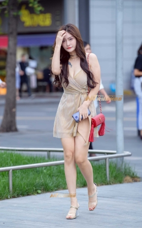 丰满美女傲人事业线 [13P]