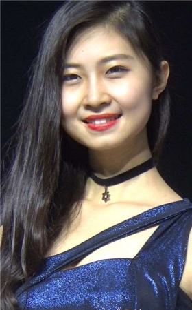 深蓝色包臀裙车模靓妹