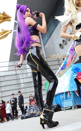 紫发紧身皮裤coser2 [14P]