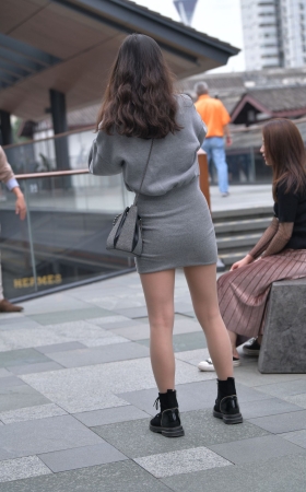 肉丝，包屯裙美眉