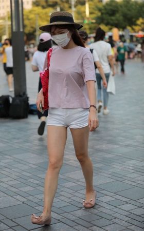 玻璃街拍作品 - 白色热裤YY小姐姐