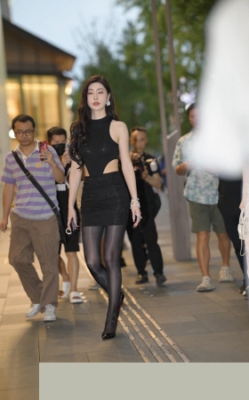 黑丝包屯裙美女3A8363[5.18G]