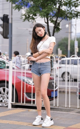 手持咖啡的恬静少女 [24P]