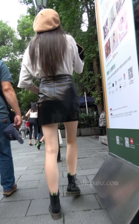 4K - 街拍皮短裙青春少女 [1.52 GB/MP4]