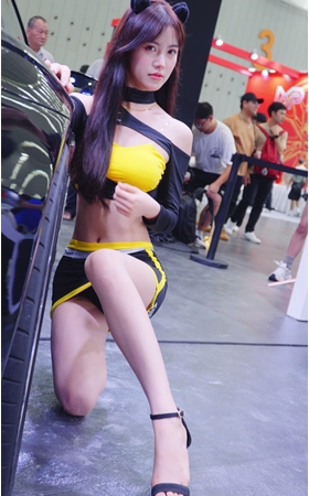 性感的包屯高跟美女车模