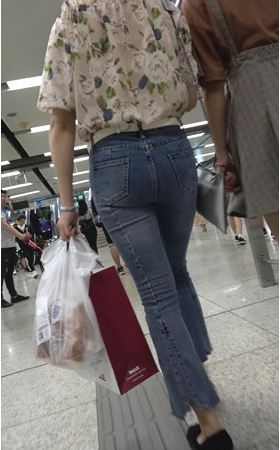 紧身牛仔裤美眉