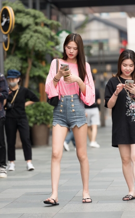 长腿热裤美女