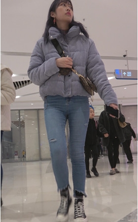 商场里的蓝牛小美女