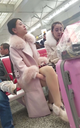 候车室闲聊的两极品街拍肉丝美女