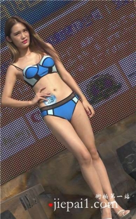 4k-身材婀娜多姿的比基尼MM，眼神会放电。