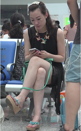 白嫩裸腿美女