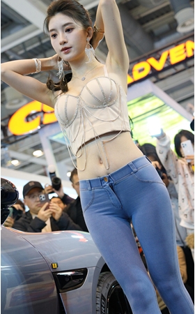 蜜桃紧牛车模美女(56P)