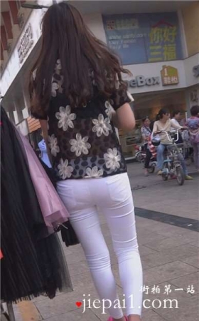 街拍极品紧身白裤女孩逛街，紧致得令人激动 [1.14 GB]
