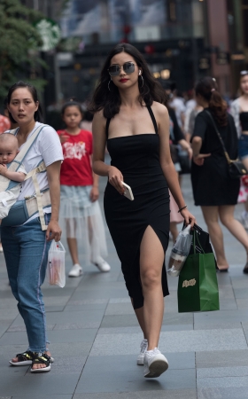 包屯裙美女