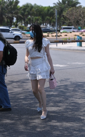 漂亮的白裙美女