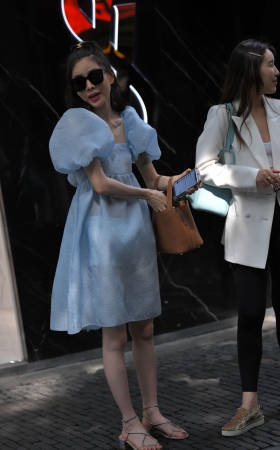 蓝裙小姐姐