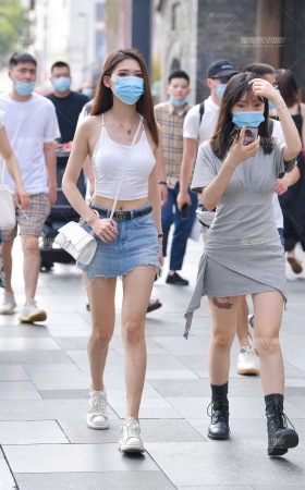 清凉热裤小姐姐 [12P]