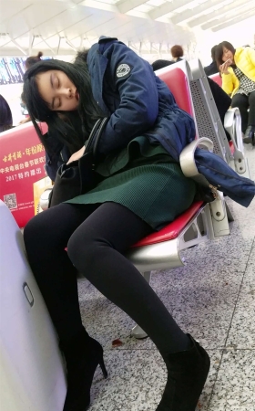 高铁站候车的黑色打底丝袜长腿美眉太累睡着了