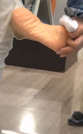 脱了鞋后，MM似乎有揉脚的习惯动作