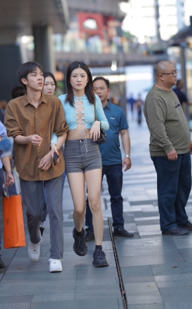 长腿热裤妹子