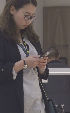 眼镜OL制服美女