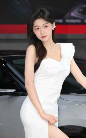 甜美白色长裙 [90P-1.49GB]
