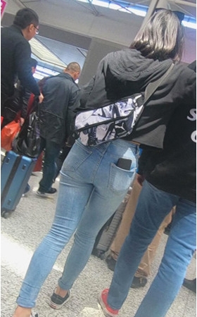 紧身蓝色牛仔裤小姐姐