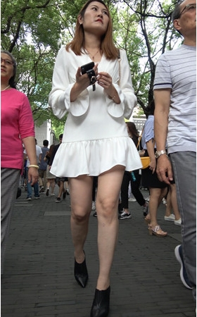 白色连体裙妹子
