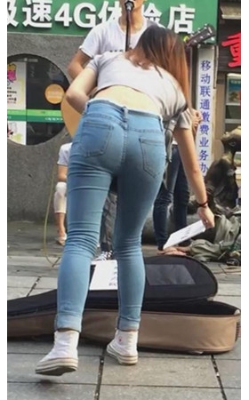 紧身牛仔裤裤腰美女