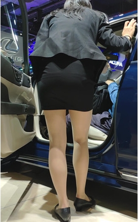 黑色包臀裙销售妹子